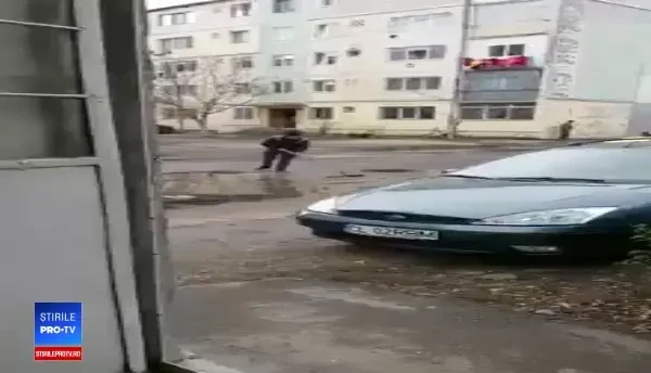 Momentul viral când mai mulți muncitori asfaltează o groapă din Călărași. VIDEO