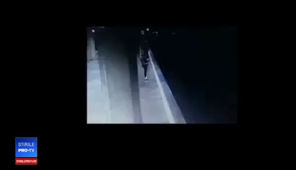 Momentul în care suspecta de crimă încearcă să-și arunce prima victimă în fața metroului. VIDEO