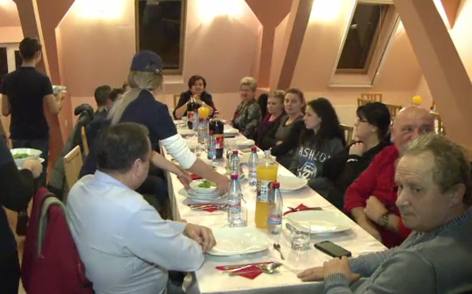 Mai mulți studenți din Sibiu au gătit o masă copioasă pentru bătrâni de la azil
