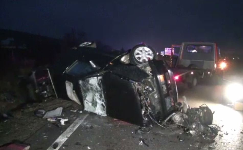 Un șofer a murit după ce a făcut o depășire și a derapat. Celălalt șofer a ajuns la spital