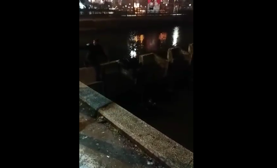 Doi tineri în stare de ebrietate au căzut în râul Dâmbovița. Jandarmii i-au scos cu ajutorul curelelor