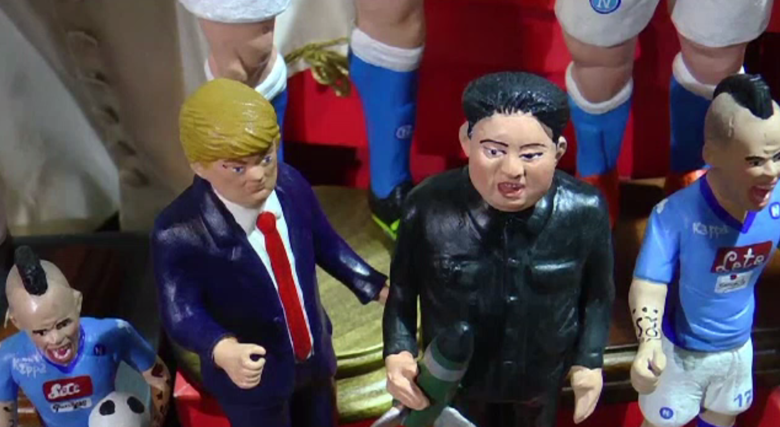 Figurine cu Kim Jong-un și Donald Trump, la tarabele cu decorațiuni de Craciun din Italia