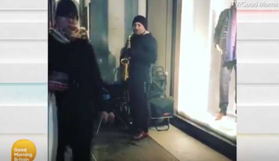 Un român care cântă în stradă, în Londra, l-a impresionat pe Piers Morgan. Reacția acestuia