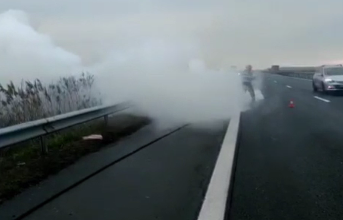 Mașină în flăcări, pe autostrada Bucureşti - Piteşti. Autoturismul a fost distrus în totalitate