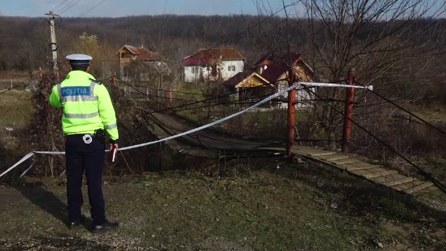 Șase femei, la spital după ce podul pe care îl traversau s-a rupt