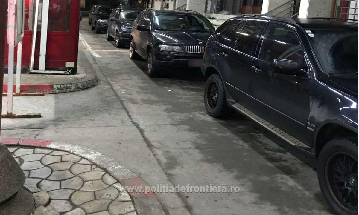 Coloană de BMW X5 negre, cu numere austriece, la graniţă. Care este explicaţia