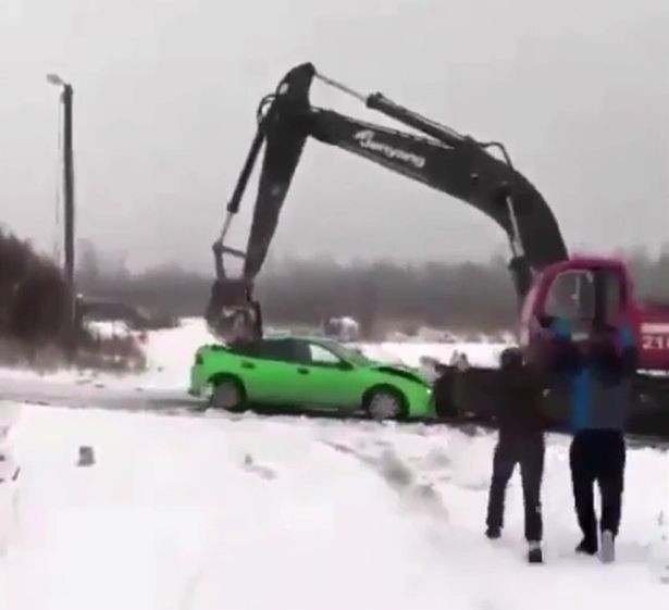 Cum s-a răzbunat șoferul unui excavator pe mașina agresorilor săi. VIDEO