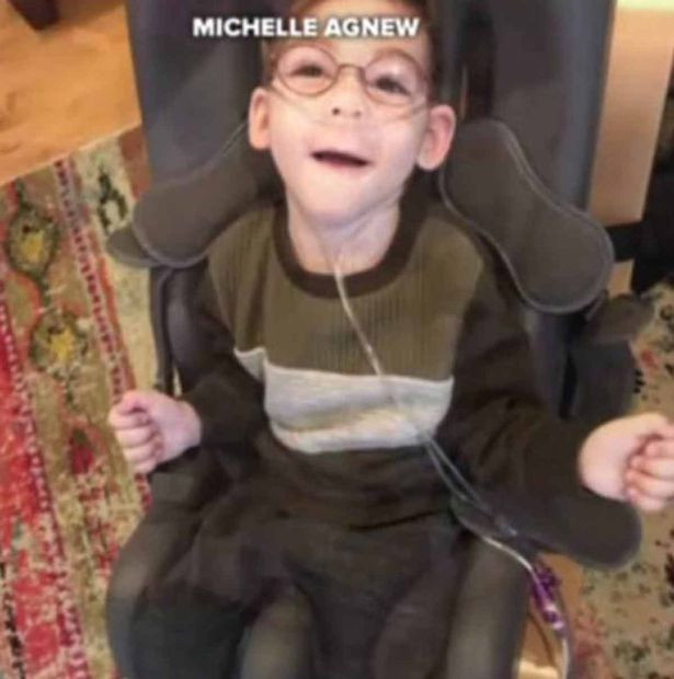 Poza care a devenit viral: un copil bolnav stă așezat în poala lui Moș Crăciun