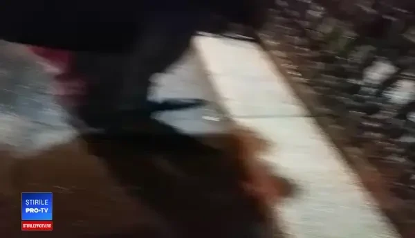 Doi tineri în stare de ebrietate au căzut în râul Dâmbovița. Jandarmii i-au scos cu ajutorul curelelor