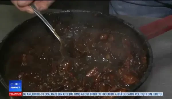 Mai mulți studenți din Sibiu au gătit o masă copioasă pentru bătrâni de la azil