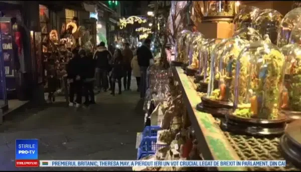 Figurine cu Kim Jong-un și Donald Trump, la tarabele cu decorațiuni de Craciun din Italia