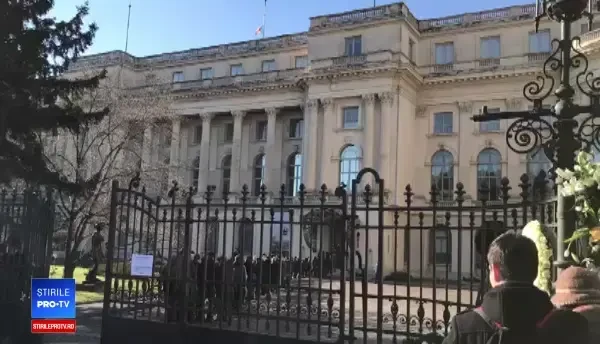 Coadă în fața Palatului Regal