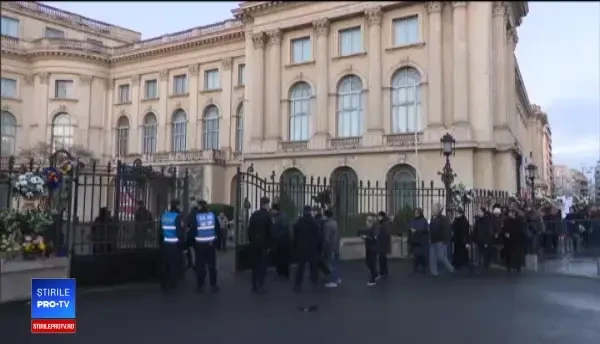 Mii de oameni în fața Palatului Regal, pentru a-și lua rămas bun de la Regele Mihai