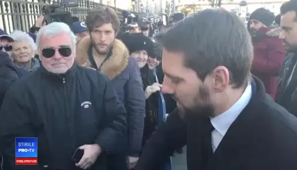 Fostul principe Nicolae a discutat cu persoanele prezente la Palatul Regal. Te iubim