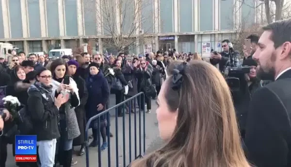 Fostul principe Nicolae a discutat cu persoanele prezente la Palatul Regal. Te iubim