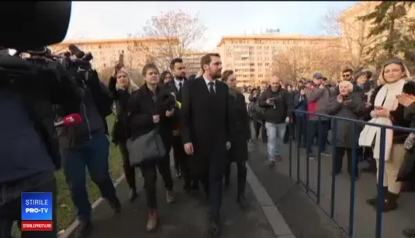 Imagini impresionante, azi, în faţa Palatului Regal. Romanii s-au prezentat în Sala Tronului demni şi în haine cernite