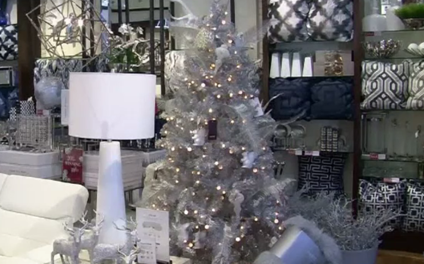 Culori metalice și pene, tendințele în materie de decorațiuni pentru Crăciunul din 2017