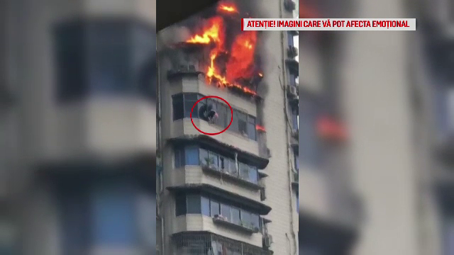 Salvat în ultima clipă după ce a stat agățat de balcon la 100 de metri înalțime