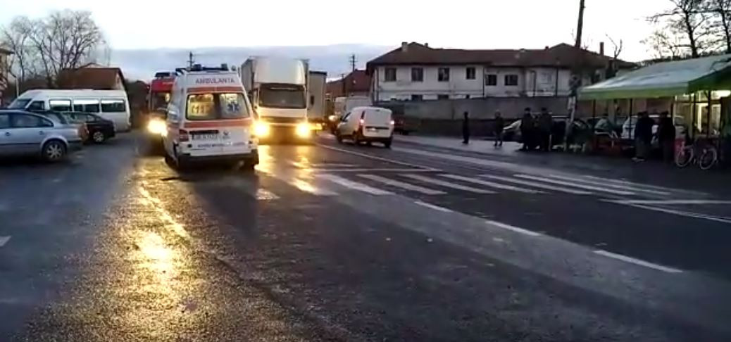 Trei elevi, răniţi după ce au fost loviţi de un microbuz pe o trecere de pietoni în Sibiu