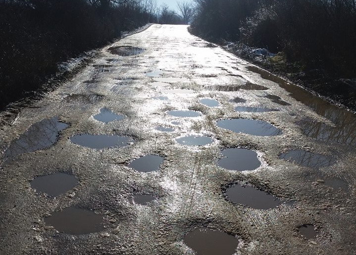 ”Arată ca un cofraj de ouă”. Starea deplorabilă în care se află un drum județean. FOTO