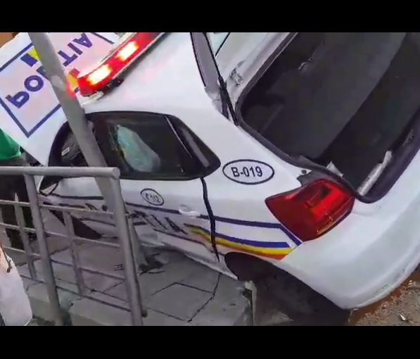 Accident în Capitală. O mașină de poliție a ajuns peste un TAXI, doi polițiști au fost răniți ușor