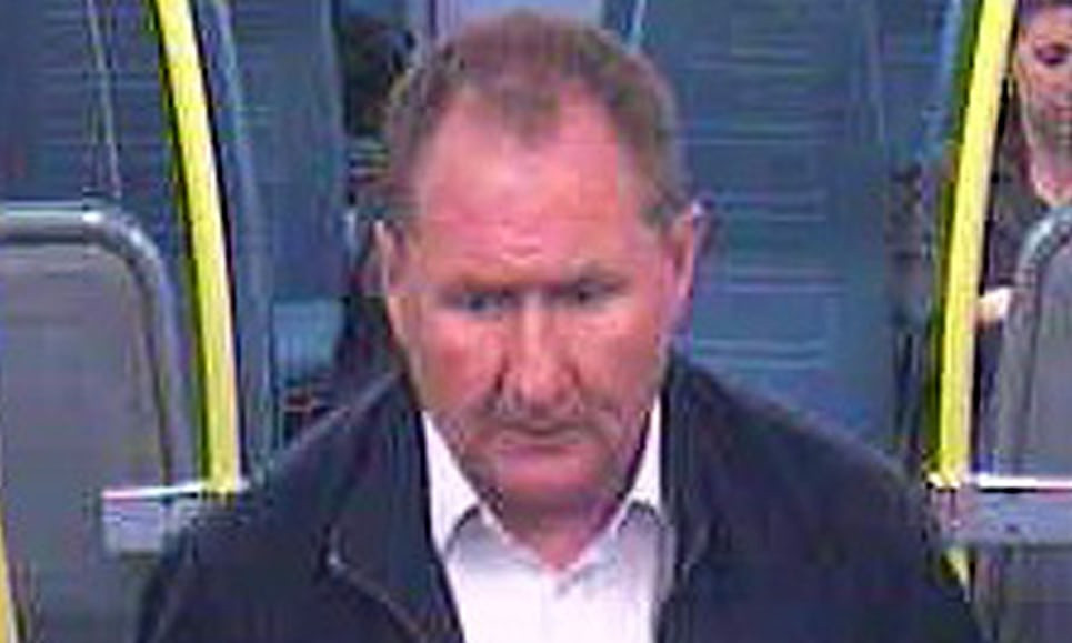 Pasager muşcat de ureche în tren fiindcă prietenul său vorbea tare la telefon