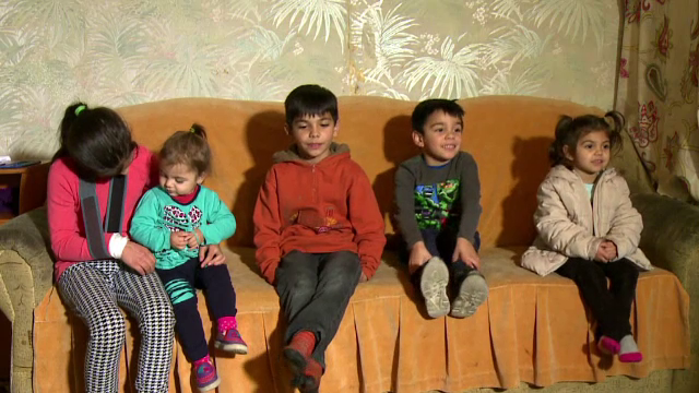 "Dăruieşti şi Câştigi". Povestea emoţionantă a cinci fraţi care îşi doresc de la Moş Crăciun un acoperiş deasupra capului