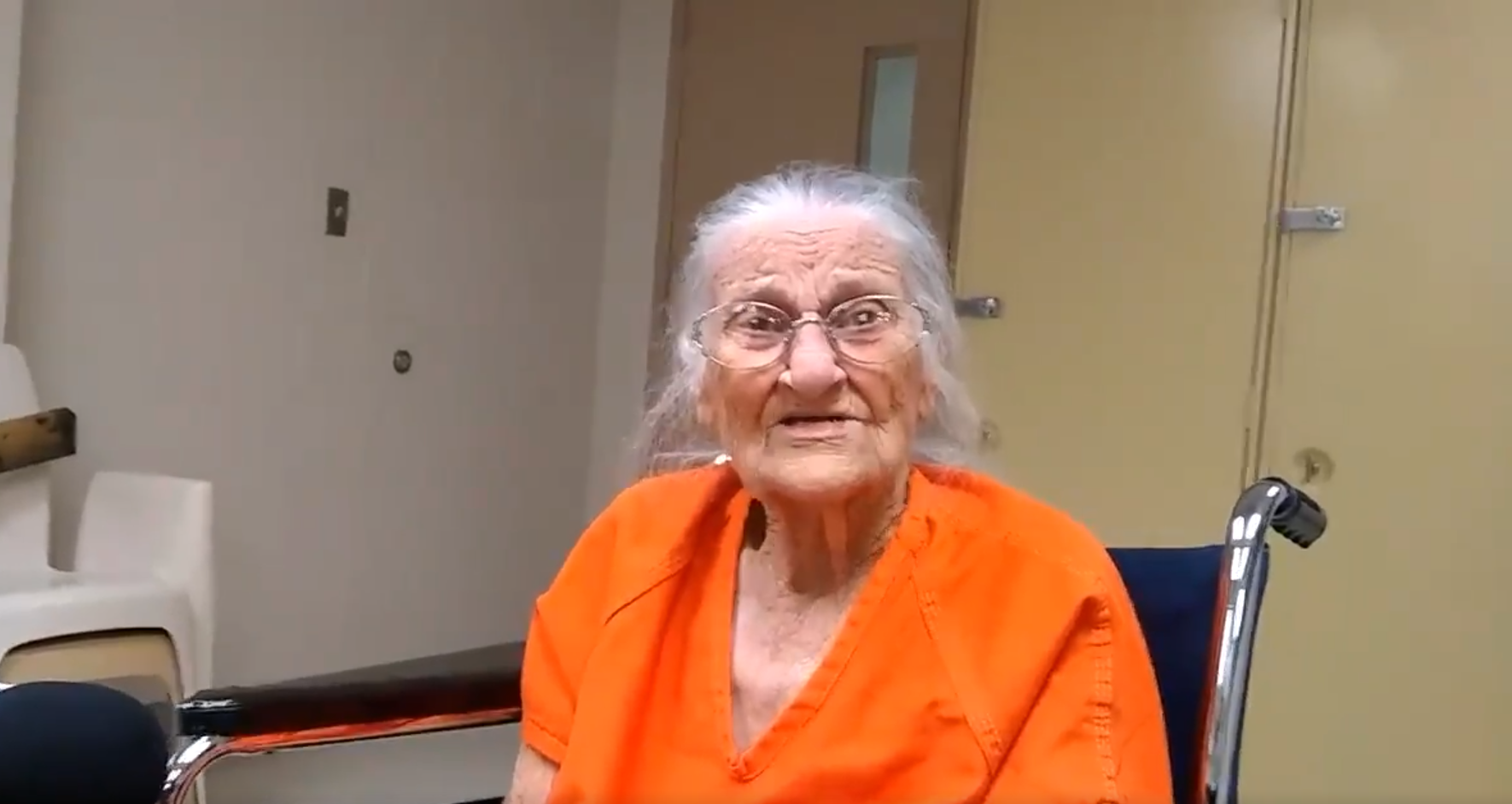 Bătrână de 93 de ani, încătușată și dusă la închisoare, după ce a reufzat să își părăsească apartamentul