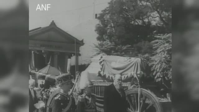 Imagini de la ceremoniile funerare regale din România. Sicriul cu Regele Ferdinand, lăsat deschis