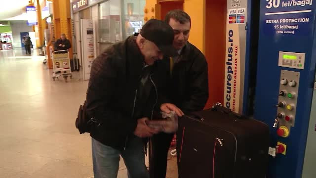 Români opriţi la aeroport fiindcă aveau tot porcul în bagaje. "Pune înapoi cârnatul"