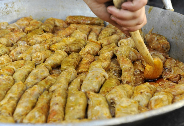 Reţetele de sarmale dezbină românii. În Moldova sunt minuscule, în Ardeal uriaşe şi cu stafide