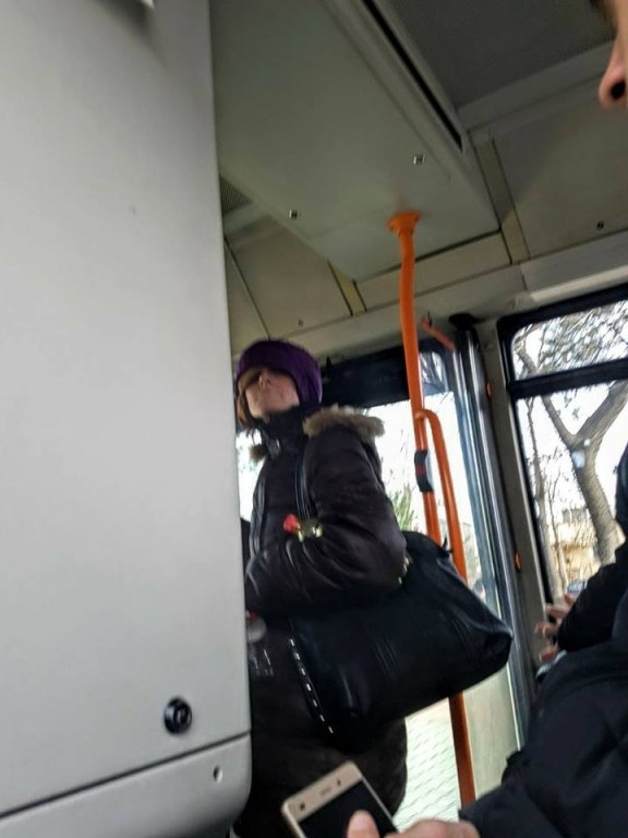 Femeie reținută, după ce a amenințat cu cuțitul mai multe persoane, într-un autobuz din Ploiești