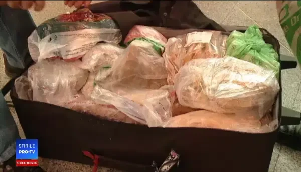 Români opriţi la aeroport fiindcă aveau tot porcul în bagaje.