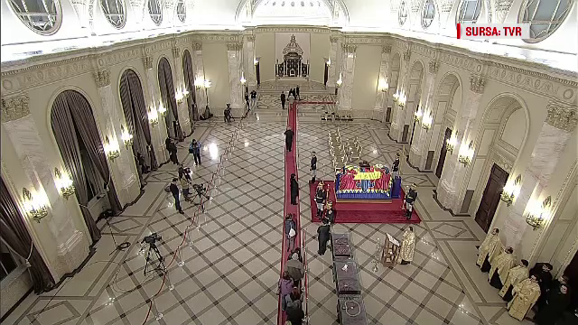 Regele Mihai, ultima noapte la Palatul Regal. Mii de oameni și-au luat rămas bun