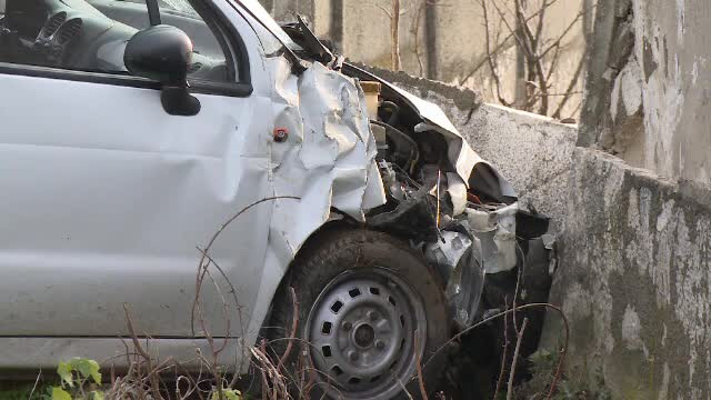 O şoferiţă a intrat într-un zid după ce ar fi evitat pietonii