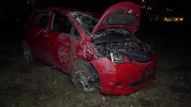 Trei tineri s-au răsturnat cu maşina pe câmp, în Argeş