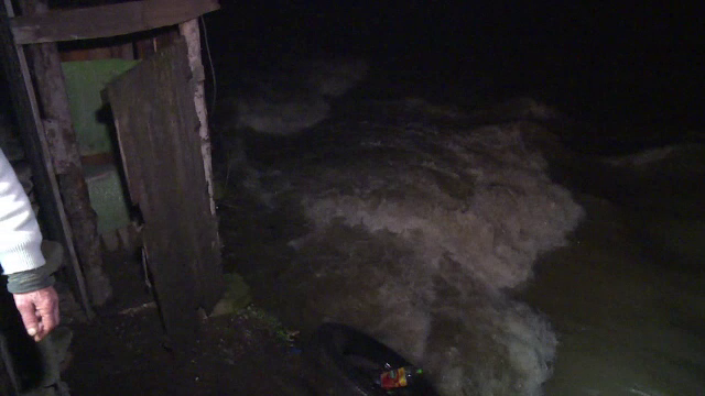 Bărbat, căutat de pompieri după ce ar fi căzut, băut, în râul din spatele casei