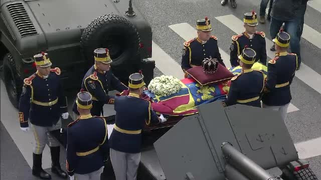 Moment unic, la urcarea sicriului Regelui Mihai pe afetul de tun. VIDEO