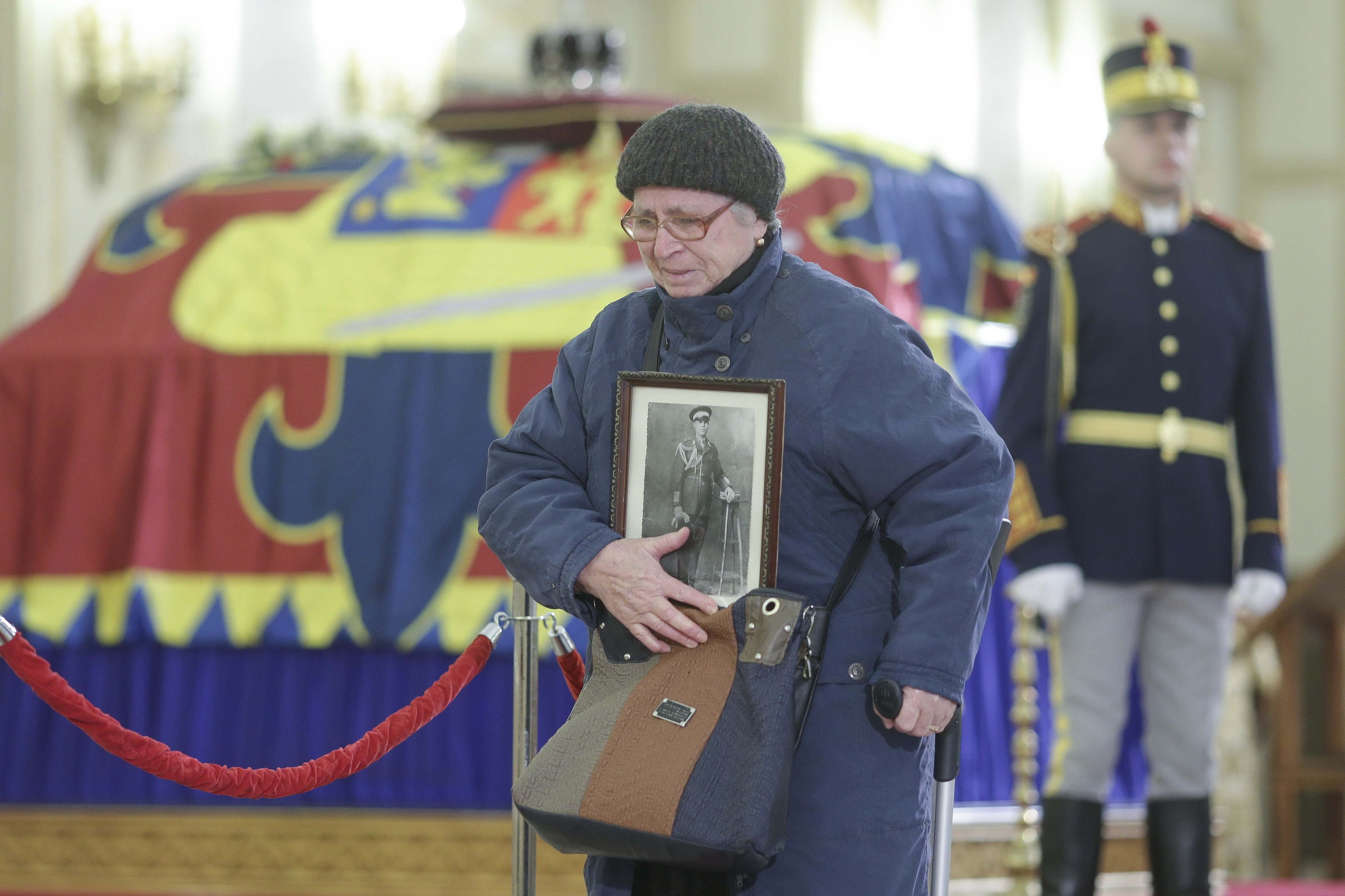 În genunchi, în lacrimi, cu tricolorul. Cum și-au luat românii adio de la Regele Mihai. FOTO