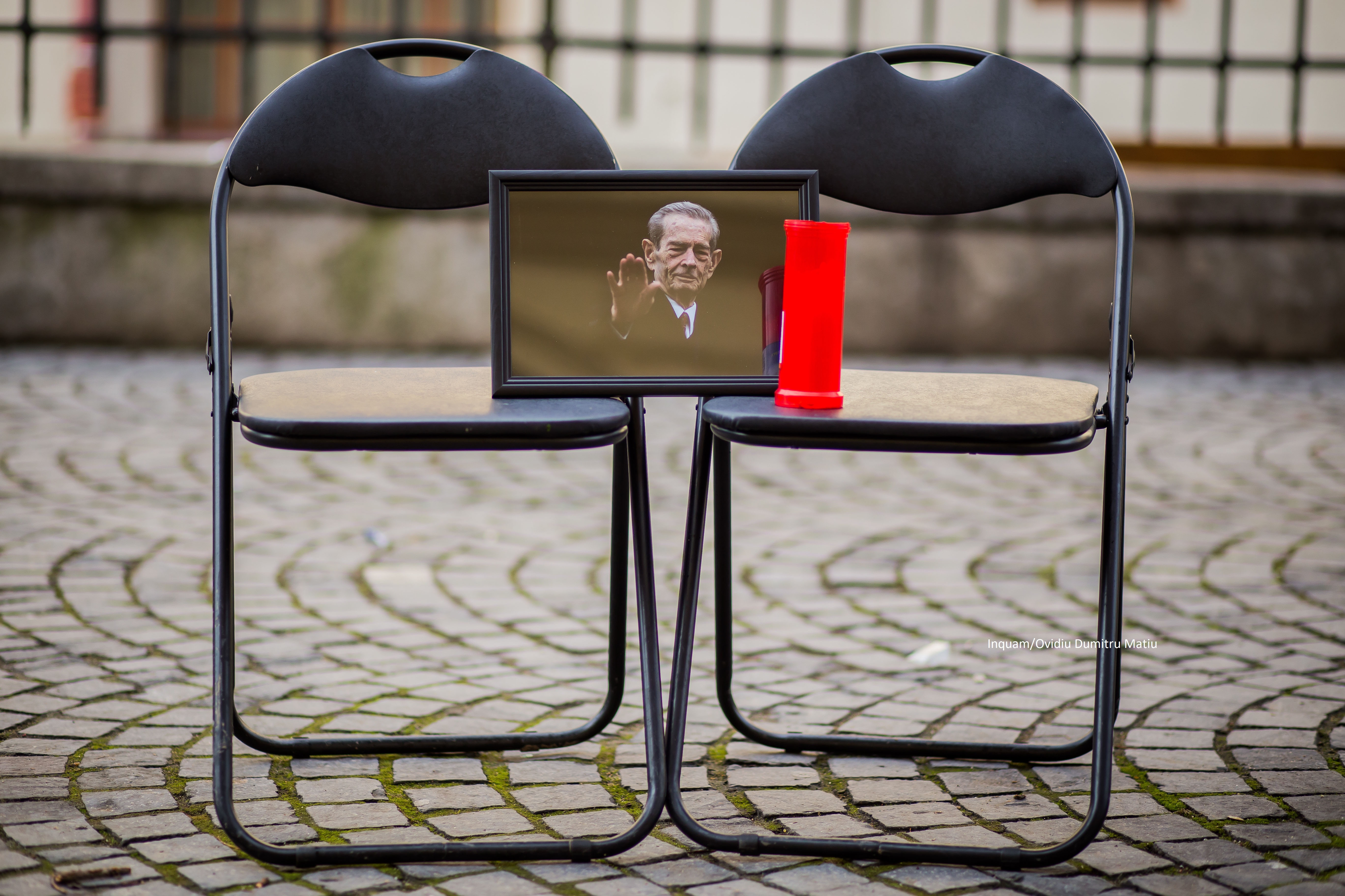 Flashmob în tăcere, la sediul PSD din Sibiu, în memoria Regelui Mihai