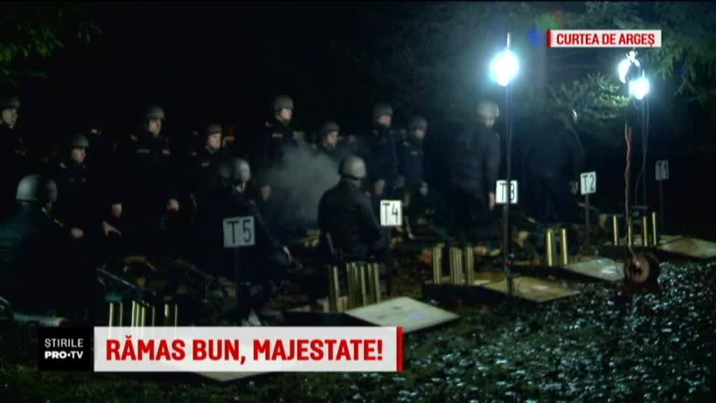 Momentul în care sicriul Regelui Mihai este coborât în criptă, pe sunetul salvelor de tun. VIDEO
