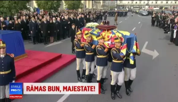 Moment unic, la urcarea sicriului Regelui Mihai pe afetul de tun