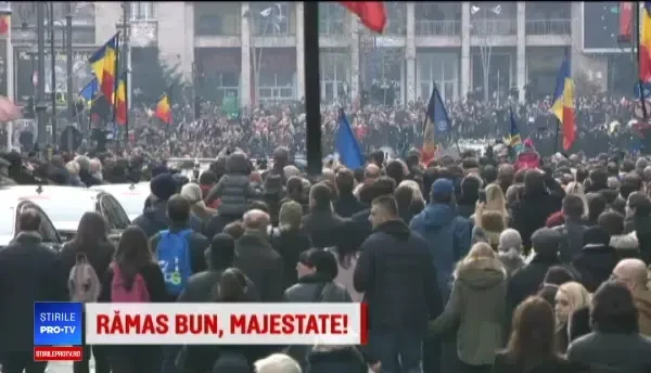 Zeci de mii de români, în cortegiul funerar al Regelui Mihai, spre Patriarhie