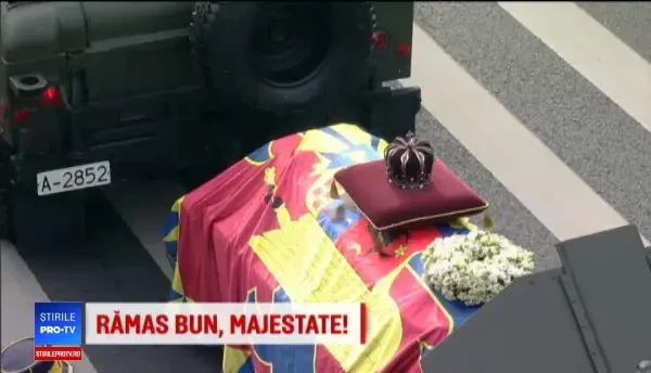 Momentul în care oamenii adunați la Palatul Regal au strigat Jos comuniştii! la funeraliile Regelui Mihai