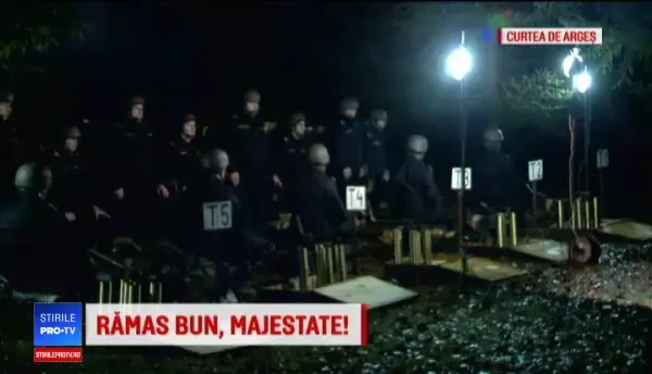 Momentul în care sicriul Regelui Mihai este coborât în criptă, pe sunetul salvelor de tun. VIDEO