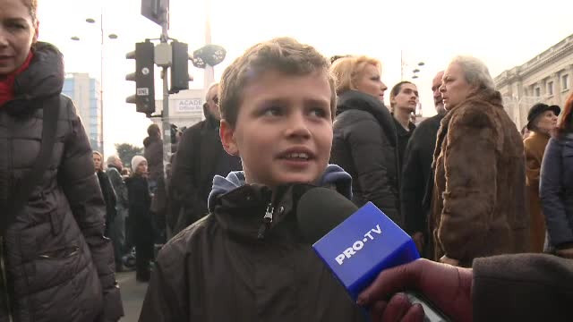 Reacţia unui copil, la funeraliile Regelui Mihai. "Regele s-a dus şi am rămas cu comuniştii"