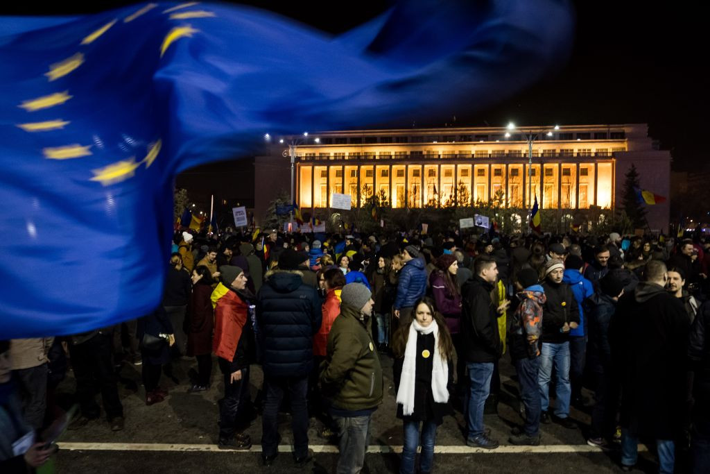 Proteste în Piața Victoriei. Conflict între manifestanți și jandarmi în fața Parlamentului. VIDEO
