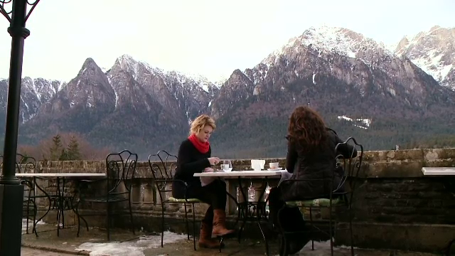 Locurile de la munte unde puteți savura o cafea și admira în același timp munții