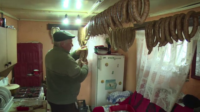 Pastramă, cârnați și șorici, trimise la pachet pentru românii din străinătate