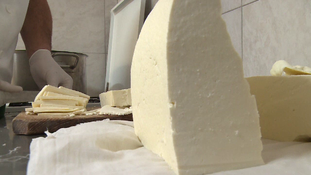 Românii cumpără tot mai puțină telemea de la ciobanii noștri. Soluția de compromis a oierilor